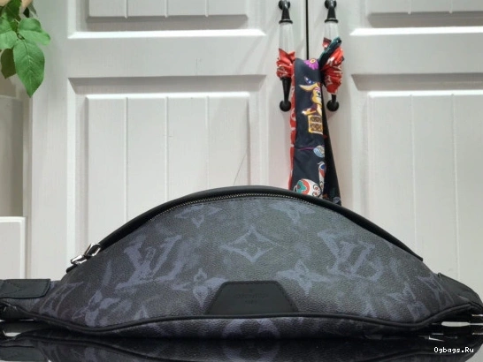 LOUIS BUMBAG DISCOVERY VUITTON 0422